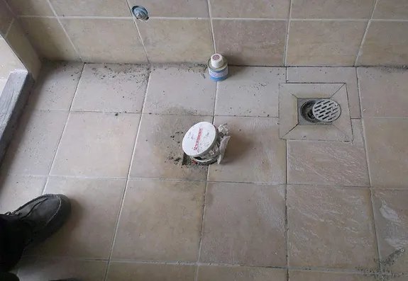 卫生间楼上漏水怎么办