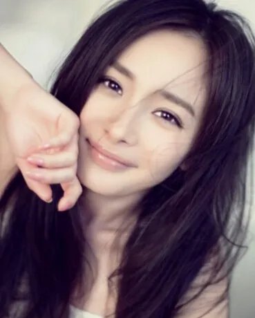 杨幂被挠脚心图被扒 《给力星期天》为你揭秘