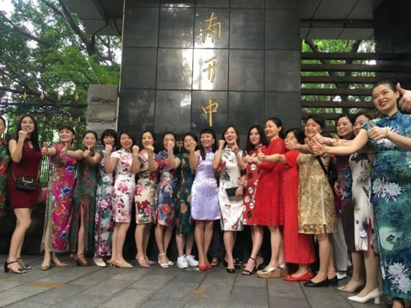 淮安一高三男班主任穿旗袍给学生送考，这届老师为了学生考出好成绩有多拼？