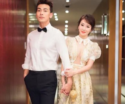 45岁陈紫函穿白色长裙牵手老公戴向宇，你感觉他们两个般配吗？