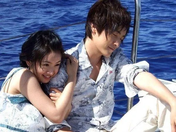 在大学里和一个女学霸谈恋爱是一种什么体验？