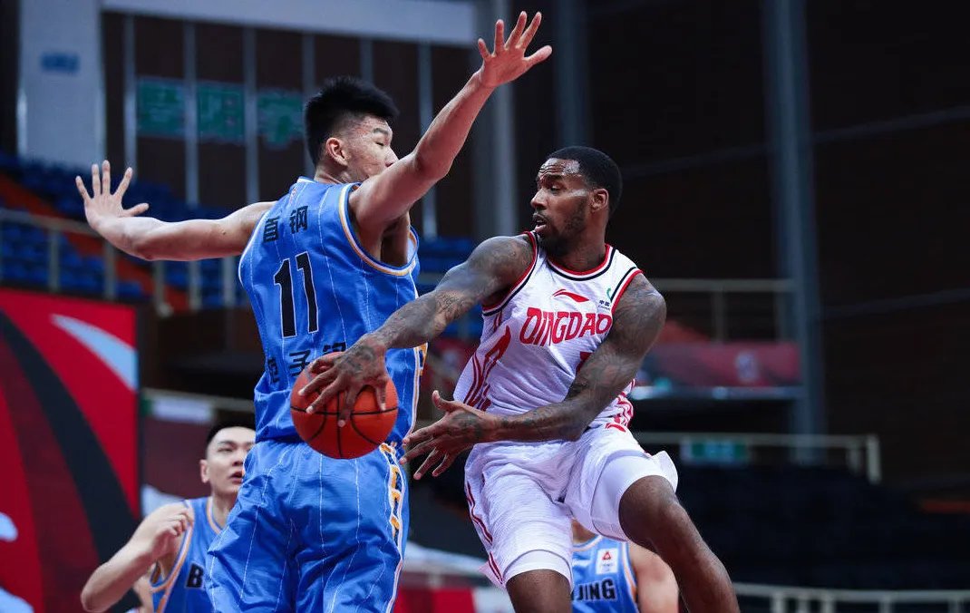 在青岛和北京的比赛中，亚当斯和刘传兴表现怎么样？