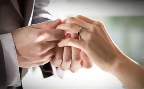 结婚戒指戴哪只手才是正确的 各个手指戴戒指的含义