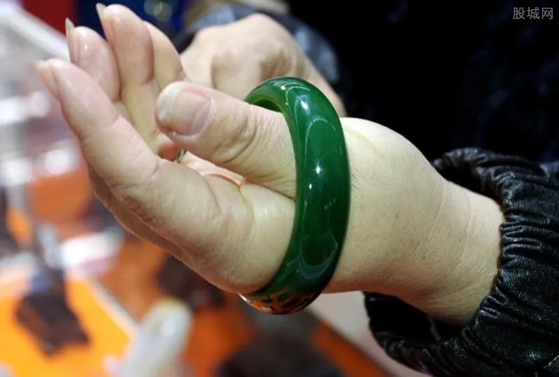 假翡翠手镯特征 戴久了会有什么变化