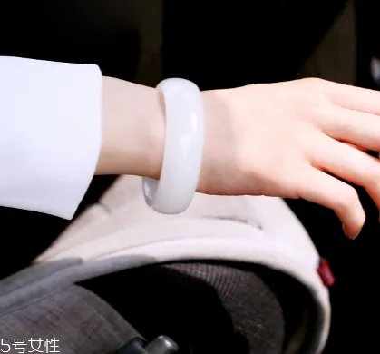 白玉手镯适合什么人戴 经常玩玉的都知道