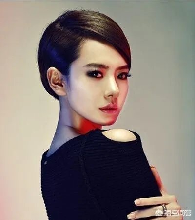 短发怎么搭配衣服好看图片戚薇？