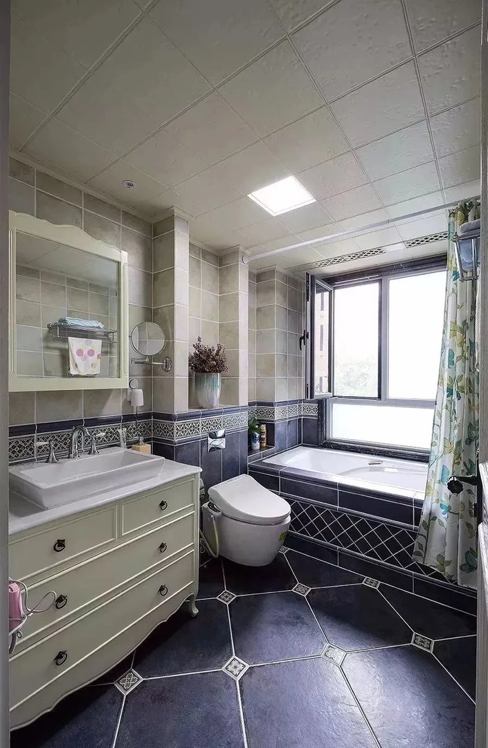 你还别说，卫生间墙砖贴上腰线，颜值提高了一大截！！！