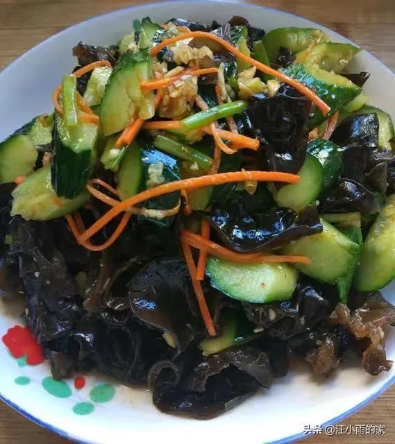 想在家里准备宴请一下朋友,六个人八个菜,大家有什么好的推荐?