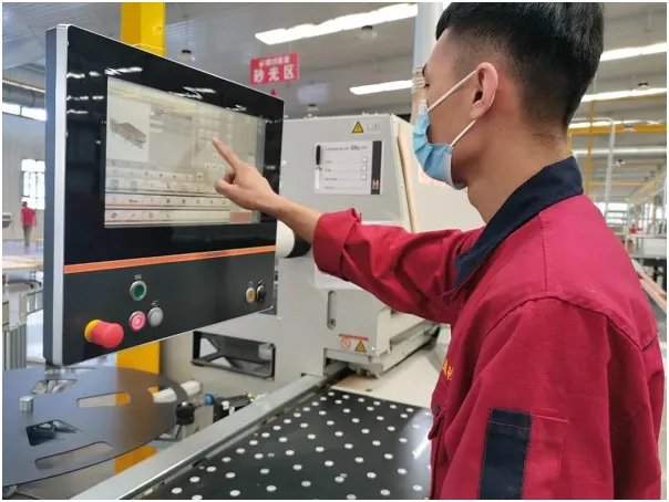 与众不同的定制体验,鹏鸿家居启动豪赛尔激光封边