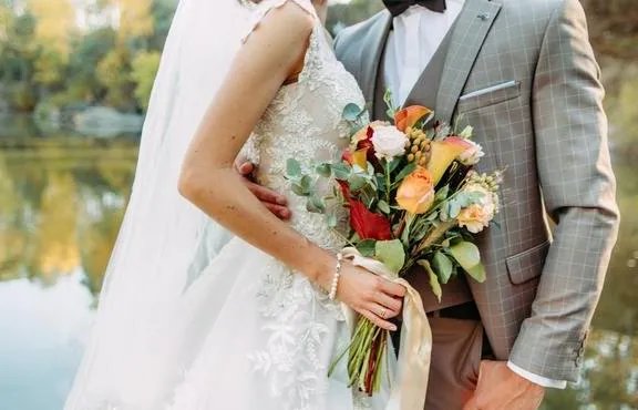 什么是适合婚礼时唱的歌 适合在婚礼上唱的歌送给新人的是什么