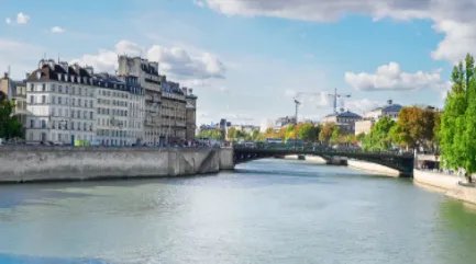 法国塞纳河的名称是怎么来的？塞纳河的地理位置及流向如何？