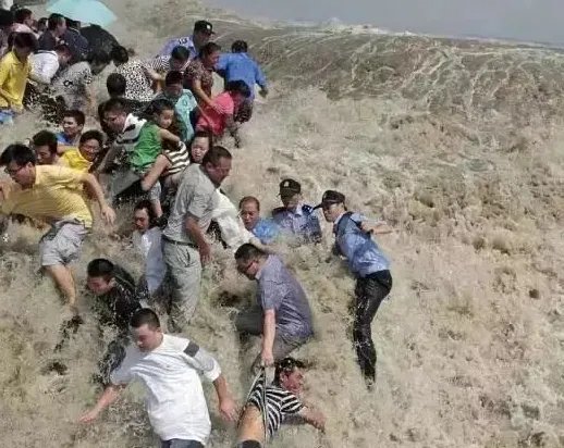 浙江嘉兴一女子观潮拍视频被卷入浪花，观潮时该如何注意生命安全？