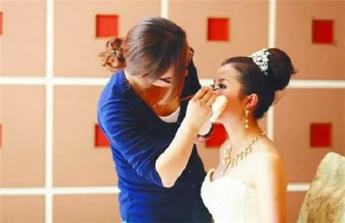 婚礼跟妆师一天多少钱 结婚跟妆钱该谁出