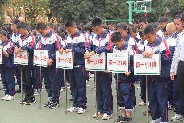 重庆人文科技学院学费多少？