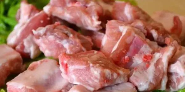 肥城一男子团购五斤排骨煮熟后表面呈鸡皮状，买排骨时该如何挑选？