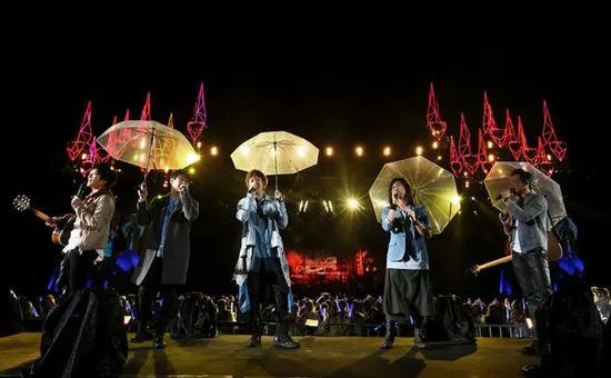 赵雷梁咏琪演唱会违规被罚,你赞同对于明星的这种处罚吗?