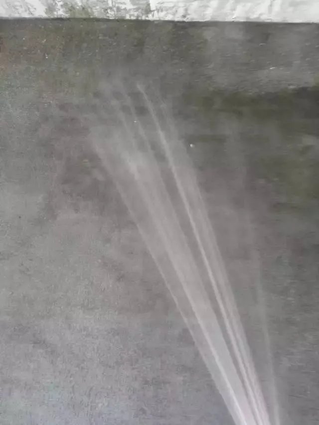 装修砌好墙后一定要浇水养护，不然小心墙体不稳！