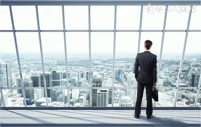 德牧趴蹄什么原因