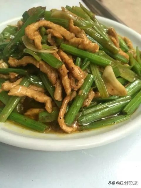 想在家里准备宴请一下朋友,六个人八个菜,大家有什么好的推荐?