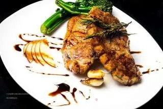 黑醋配香煎黑毛猪 Berkshire Pork Chop