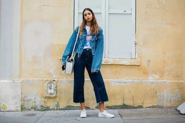 浅色牛仔裤怎么搭配