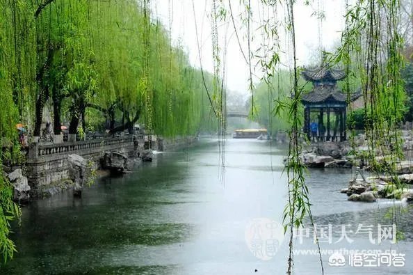 上联:春鸟夏鸣秋虫冬去,下联怎么对?