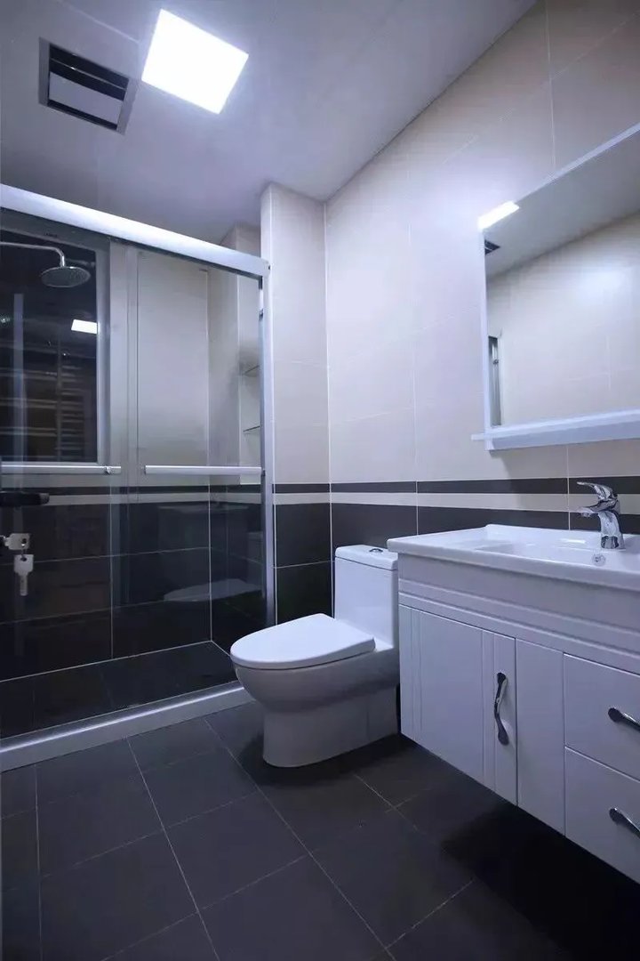 你还别说，卫生间墙砖贴上腰线，颜值提高了一大截！！！