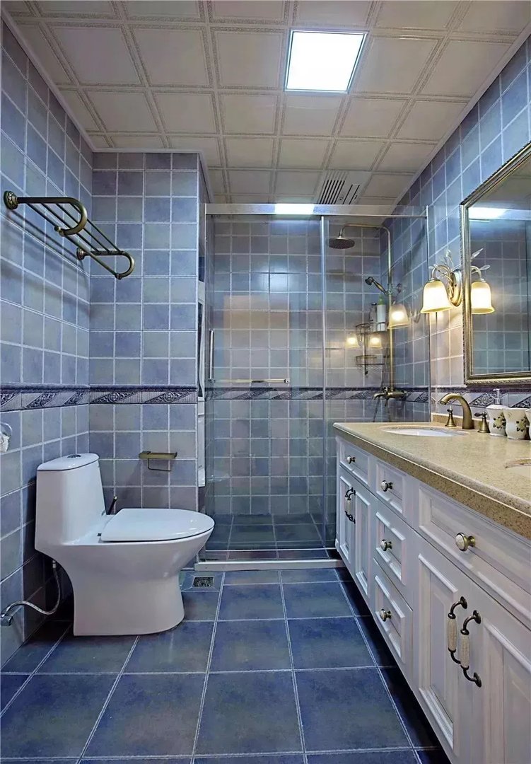 你还别说，卫生间墙砖贴上腰线，颜值提高了一大截！！！