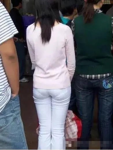 白色紧身衣尴尬图片:女人出门千万不要这样穿(图)