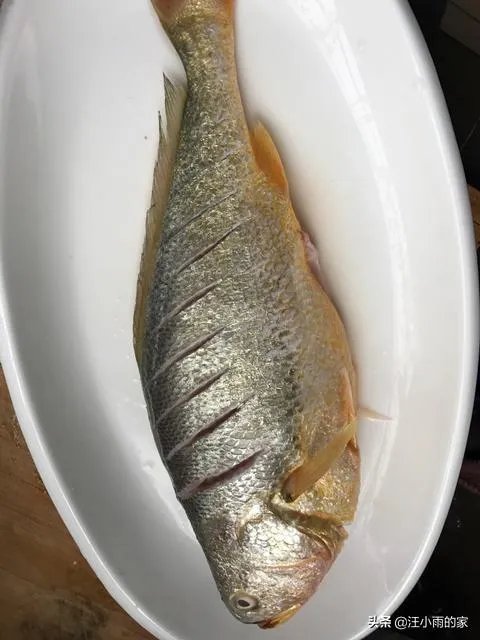 想在家里准备宴请一下朋友,六个人八个菜,大家有什么好的推荐?