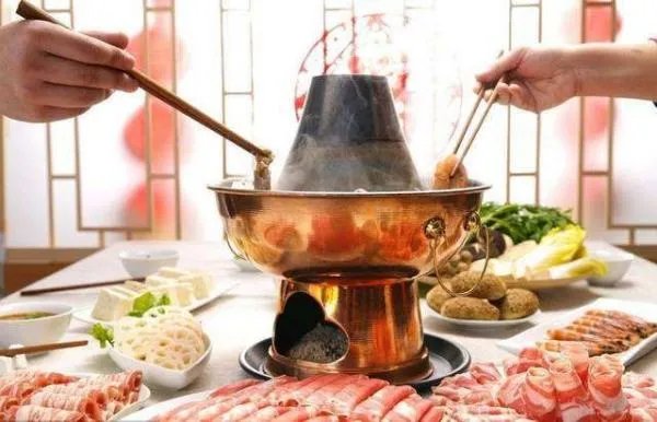 火了这么多年的老北京涮羊肉，它为什么要用铜锅涮？