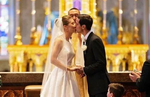 什么是适合婚礼时唱的歌 适合在婚礼上唱的歌送给新人的是什么