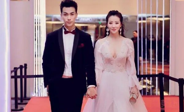 45岁陈紫函穿白色长裙牵手老公戴向宇，你感觉他们两个般配吗？