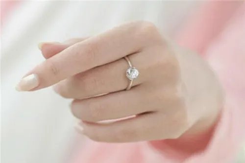 有对象戒指戴哪个手指 戴情侣戒指的含义