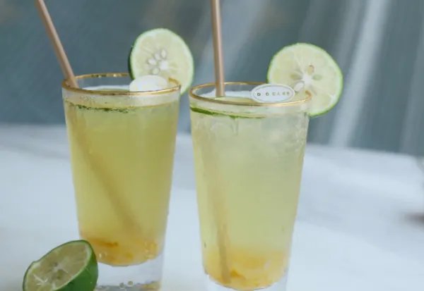 女子称蜜雪冰城中喝出活苍蝇，为何近期类似食品安全问题频发？