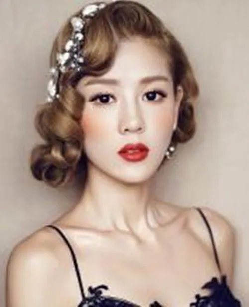 韩式婚纱照新娘发型装扮    如何打造迷人的新娘发型