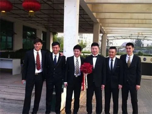 伴郎发言稿   婚礼当天伴郎说什么话好