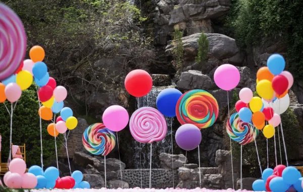 用引人注目造句，使用引人注目怎么造句