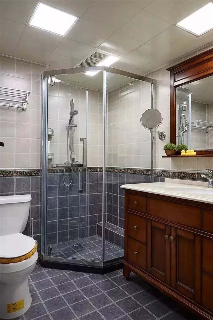 你还别说，卫生间墙砖贴上腰线，颜值提高了一大截！！！