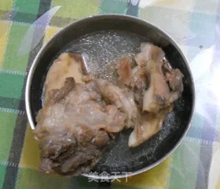 土茯苓五指毛桃煲猪骨