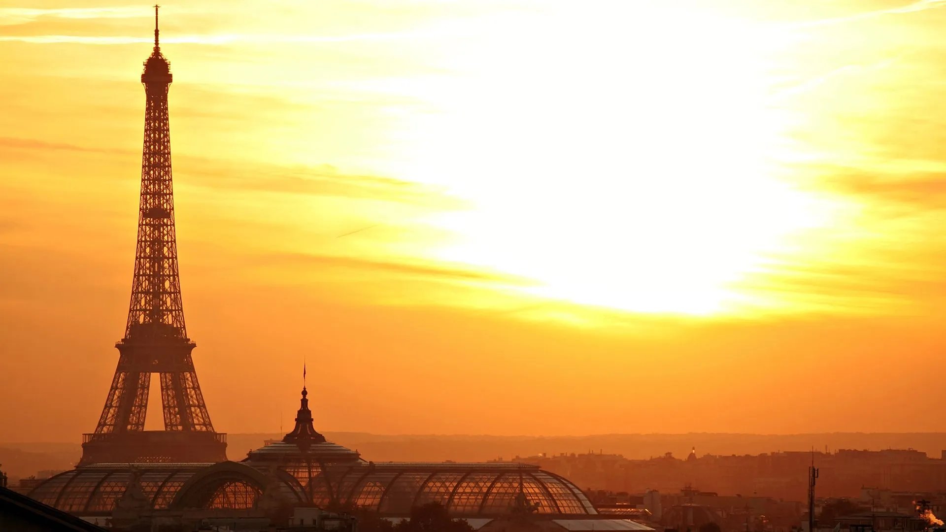 埃菲尔铁塔唯美大图，我要用来做壁纸，最好是夕阳中的