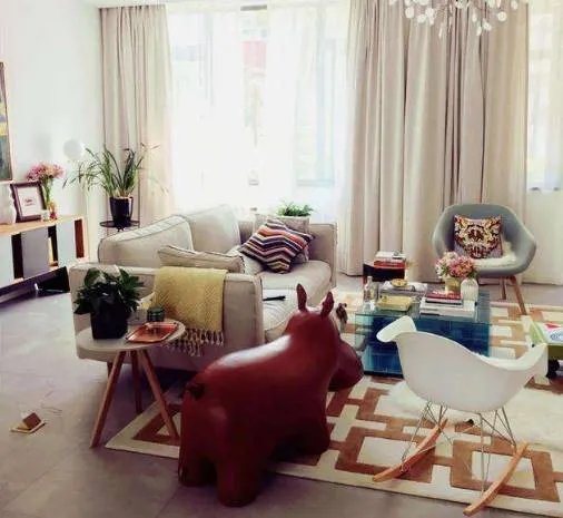 老公一直想不通沙发不靠墙怎么设计？看了这些案例就明白了！