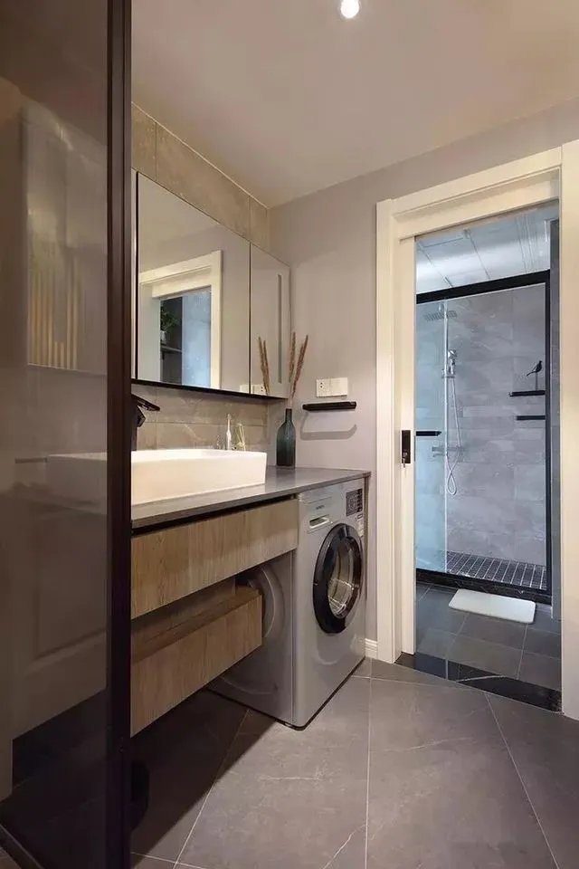 把洗衣机塞到洗手台下方，美观又实用，邻居看了也悄悄回家照着装！