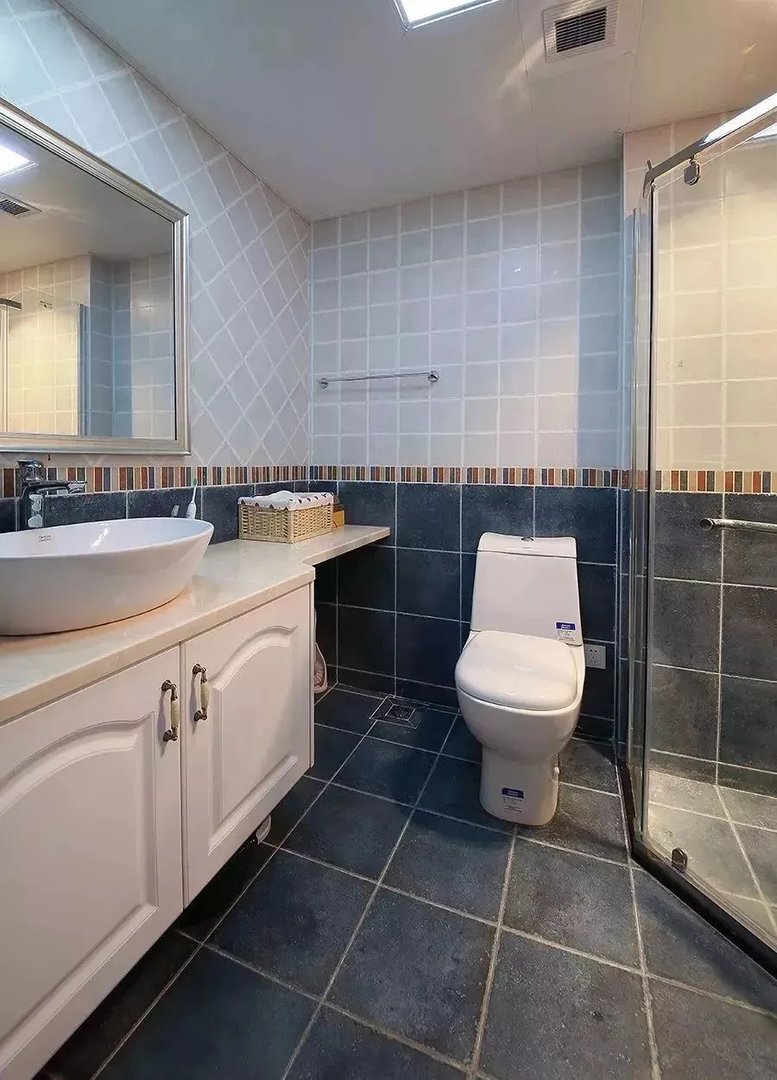 你还别说，卫生间墙砖贴上腰线，颜值提高了一大截！！！