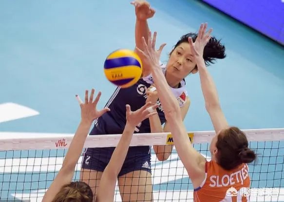 巴西女排3-0胜荷兰女排,你觉得下一场比赛中国女排能战胜她们吗?