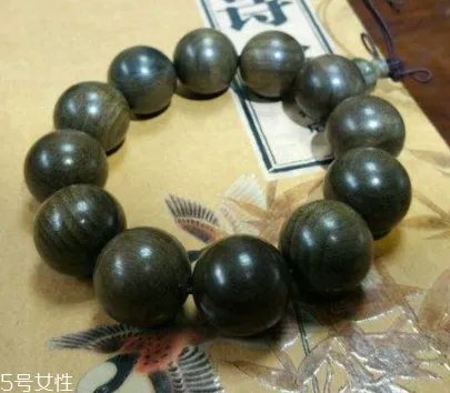 乌木手串怎么盘玩 教你最快包浆的办法