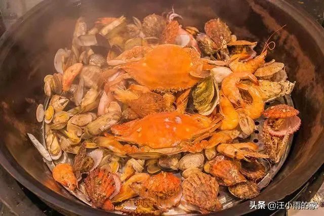 想在家里准备宴请一下朋友,六个人八个菜,大家有什么好的推荐?