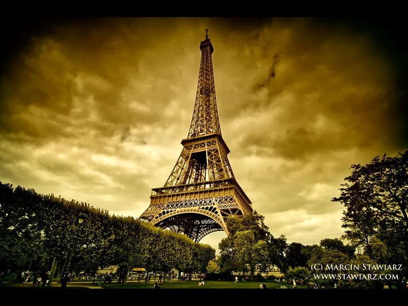 埃菲尔铁塔唯美大图，我要用来做壁纸，最好是夕阳中的