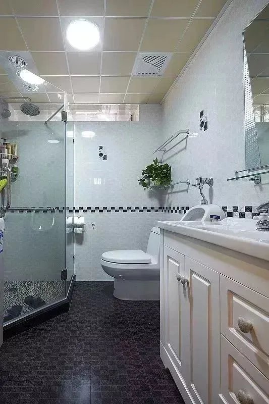 你还别说，卫生间墙砖贴上腰线，颜值提高了一大截！！！