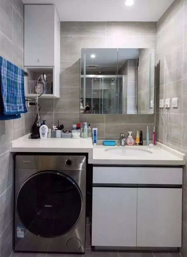 把洗衣机塞到洗手台下方，美观又实用，邻居看了也悄悄回家照着装！